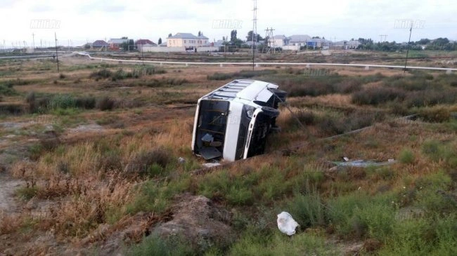 В Баку пьяный водитель перевернул автобус и оскорбил очевидцев