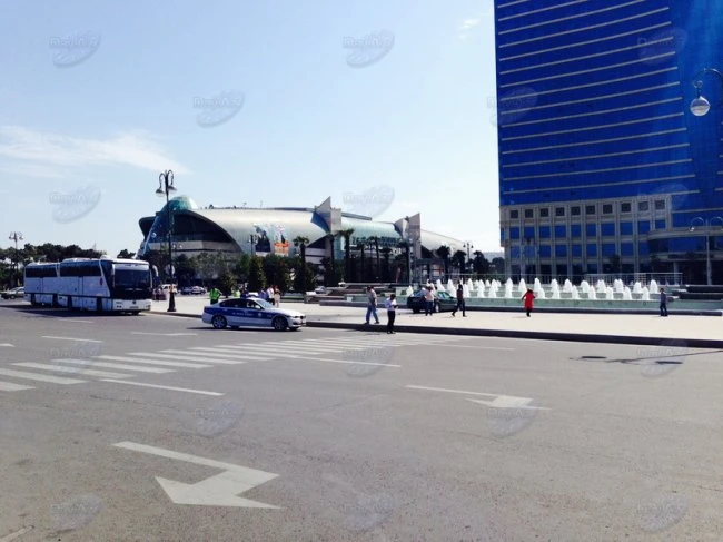 В Баку автомобиль врезался в фонтан