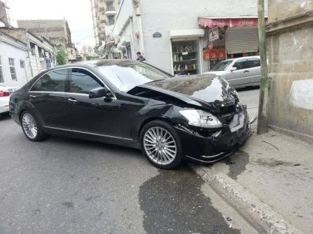 В Баку автомобиль врезался в здание