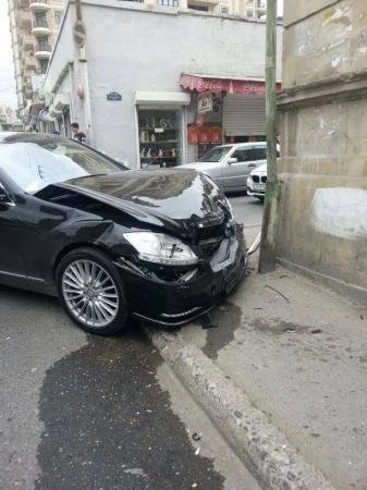 В Баку автомобиль врезался в здание
