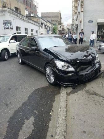 В Баку автомобиль врезался в здание