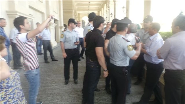 В Баку прошла акция протеста против прибытия армян