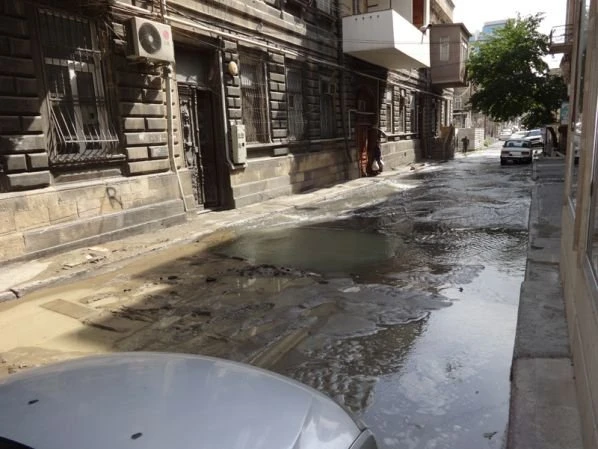 В Баку внедорожник угодил в огромную лужу