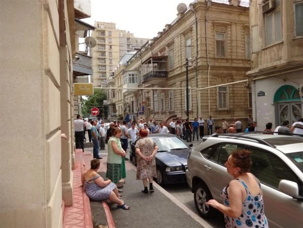 В центре Баку в жилом здании произошел пожар
