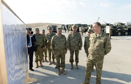 Президент и министр обороны Азербайджана наблюдали за крупномасштабными маневрами