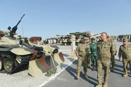 Президент и министр обороны Азербайджана наблюдали за крупномасштабными маневрами