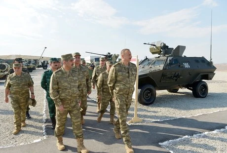 Президент и министр обороны Азербайджана наблюдали за крупномасштабными маневрами