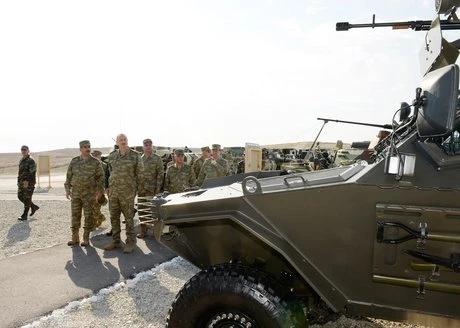 Президент и министр обороны Азербайджана наблюдали за крупномасштабными маневрами