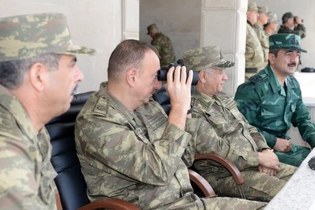 Президент и министр обороны Азербайджана наблюдали за крупномасштабными маневрами