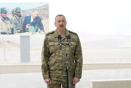 Президент и министр обороны Азербайджана наблюдали за крупномасштабными маневрами