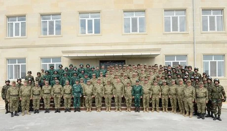 Президент и министр обороны Азербайджана наблюдали за крупномасштабными маневрами