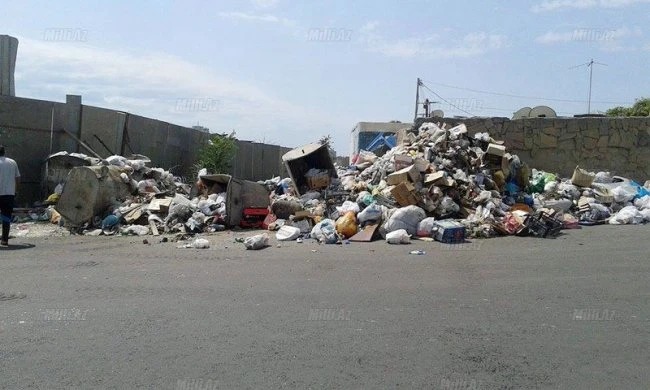 «Мусорная» гора в центре Баку