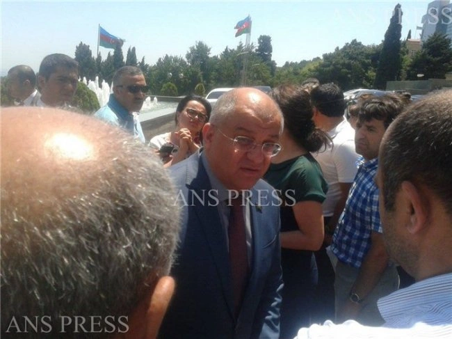 В Баку прошла акция протеста перед парламентом