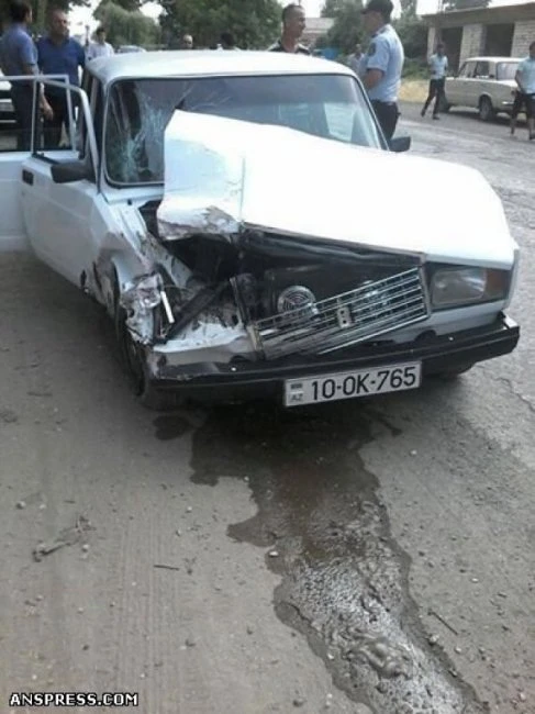 В Азербайджане сотрудник дорожной полиции скрылся с места аварии