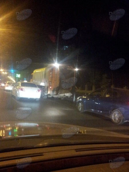 В Баку мусоровоз нарушает правила