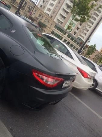 В Баку Maserati отправили на штрафстоянку