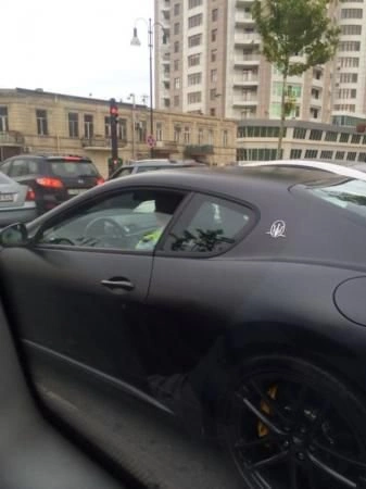 В Баку Maserati отправили на штрафстоянку