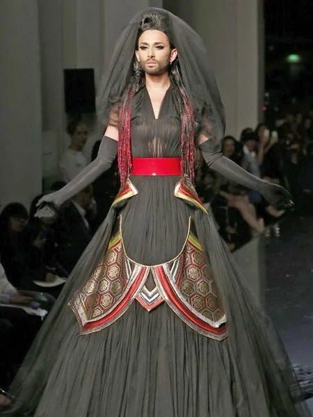Кончита Вурст стала звездой показа Jean Paul Gaultier