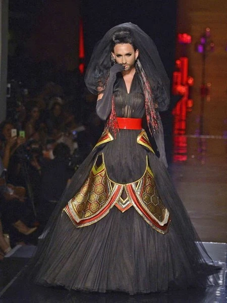 Кончита Вурст стала звездой показа Jean Paul Gaultier
