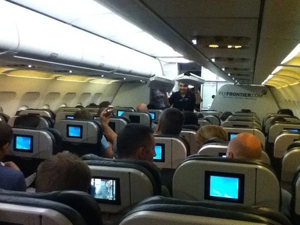 Добрый пилот угостил пиццей 160 пассажиров из-за задержки рейса