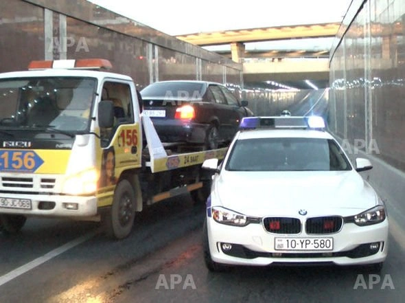 В Баку автомобиль упал с моста
