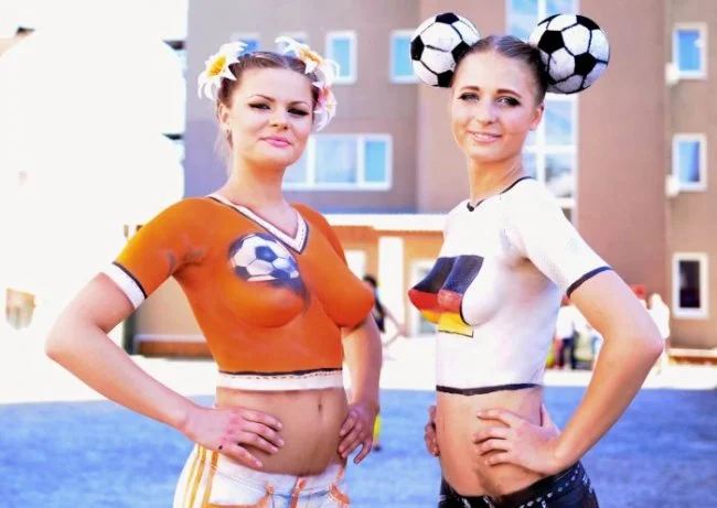 Девушки из Германии сыграли в футбол топлес