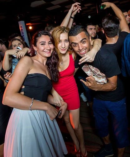 На берегу Каспия прошла вечеринка MTV Black Party с участием рэпера L`one