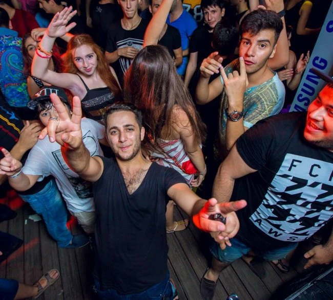 На берегу Каспия прошла вечеринка MTV Black Party с участием рэпера L`one