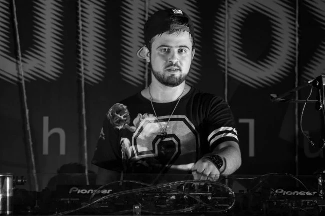 На берегу Каспия прошла вечеринка MTV Black Party с участием рэпера L`one