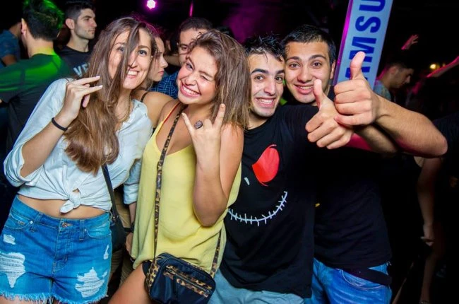 На берегу Каспия прошла вечеринка MTV Black Party с участием рэпера L`one