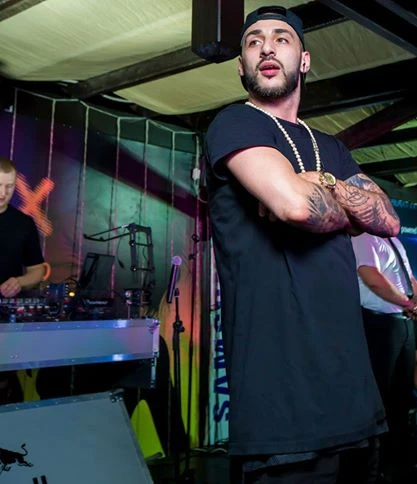 На берегу Каспия прошла вечеринка MTV Black Party с участием рэпера L`one