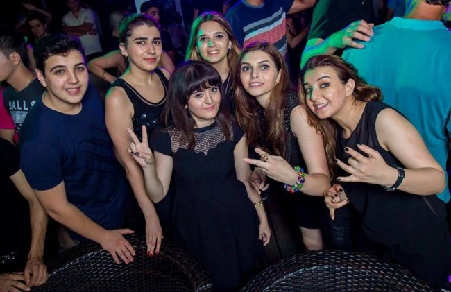 На берегу Каспия прошла вечеринка MTV Black Party с участием рэпера L`one