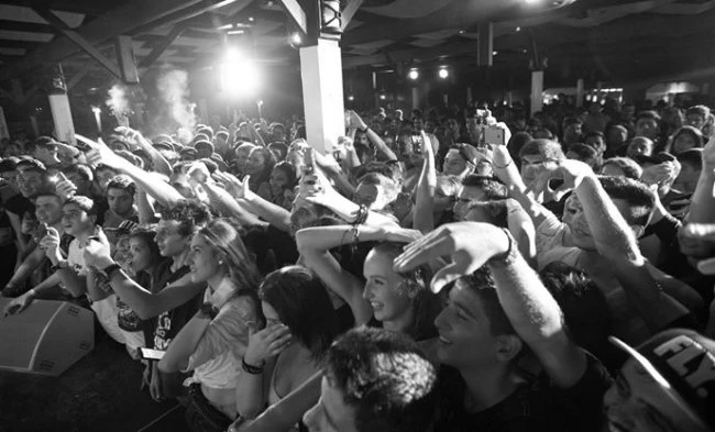 На берегу Каспия прошла вечеринка MTV Black Party с участием рэпера L`one