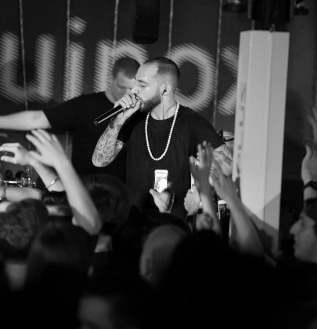 На берегу Каспия прошла вечеринка MTV Black Party с участием рэпера L`one