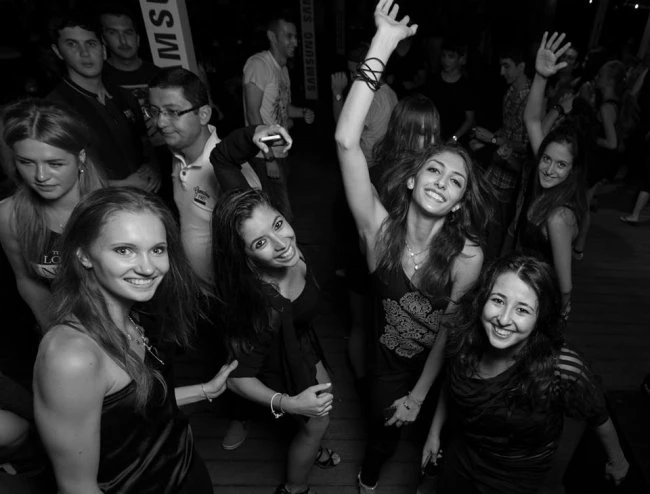 На берегу Каспия прошла вечеринка MTV Black Party с участием рэпера L`one