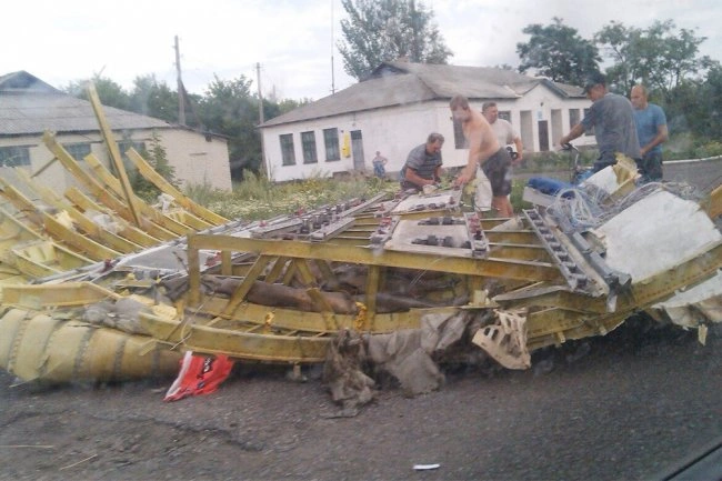 При крушении авиалайнера на границе Украины и России погибли 295 человек