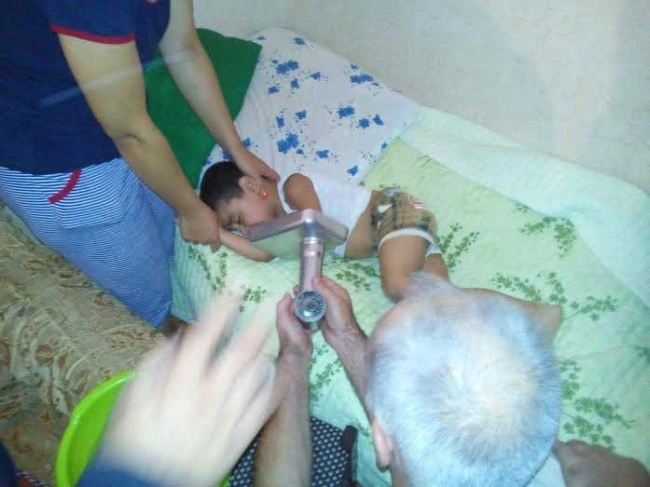 В Баку рука 2-летнего ребенка попала в мясорубку