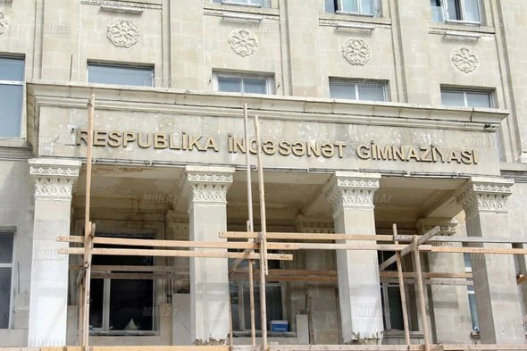 В Баку сносится одна из известных школ