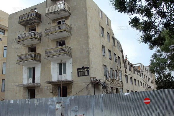 В Баку сносится одна из известных школ