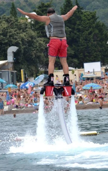 Адалят Шукюров полетал на Flyboard-е