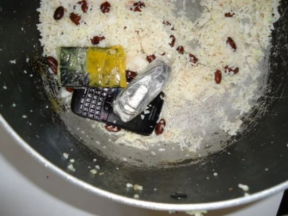 В Азербайджане Blackberry упаковали в кастрюлю с пловом