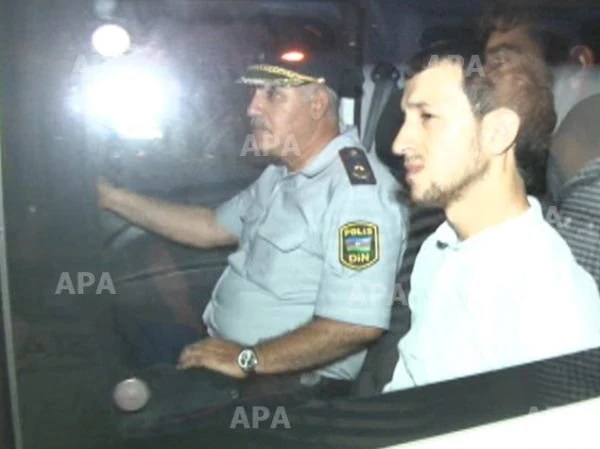 В Баку автомобиль сбил бездомного