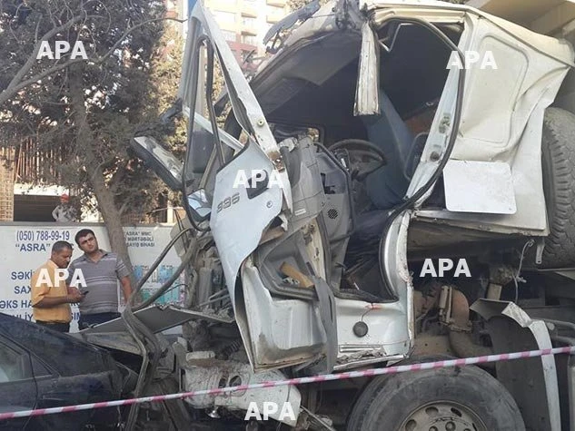 В Баку пассажирский автобус столкнулся с грузовиком
