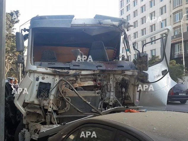 В Баку пассажирский автобус столкнулся с грузовиком