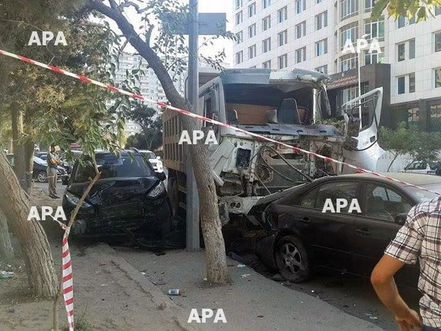 В Баку пассажирский автобус столкнулся с грузовиком