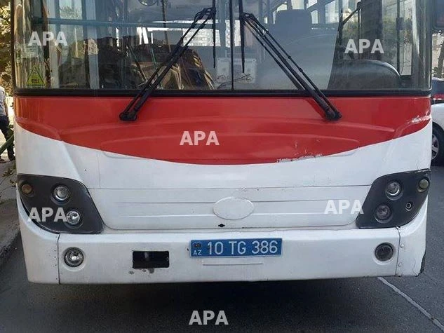 В Баку пассажирский автобус столкнулся с грузовиком