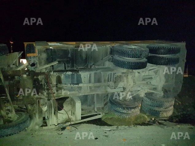На дороге Баку-Шамахы грузовик столкнулся с автобусом