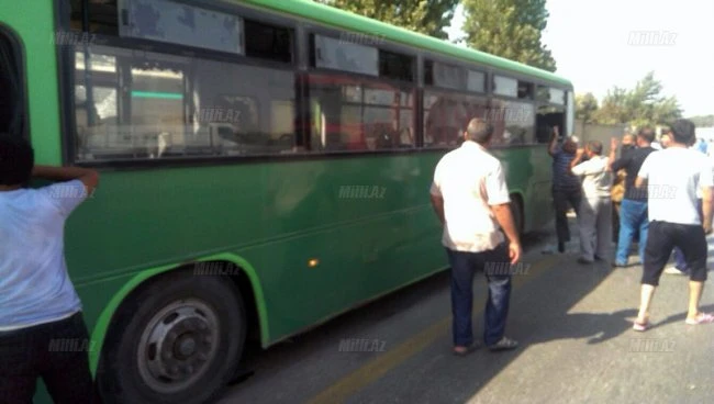 В Баку пассажирский автобус врезался в 