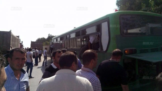 В Баку пассажирский автобус врезался в 