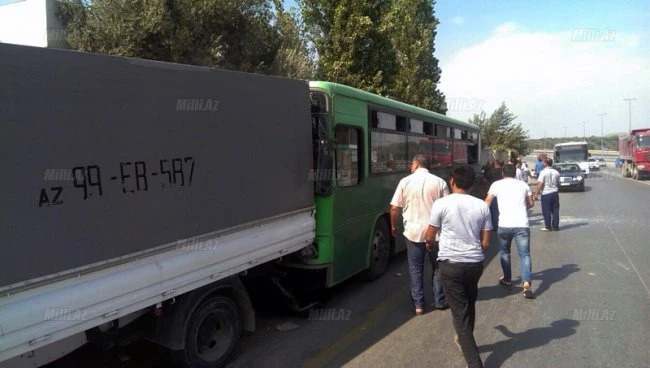 В Баку пассажирский автобус врезался в 
